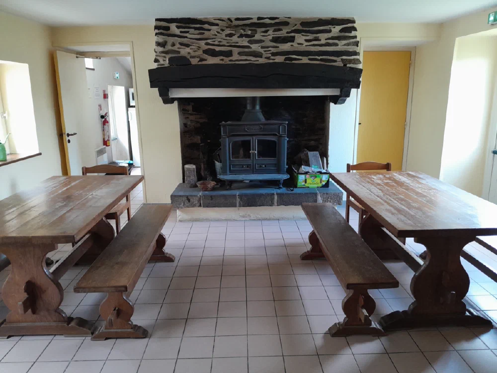 Salle commune avec sièges et tables
